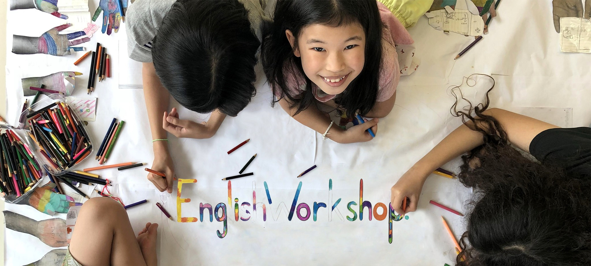 ภาพในอดีตของนักเรียน EWS กำลังช่วยกันทำโปสเตอร์ EnglishWorkshop ขนาดใหญ่