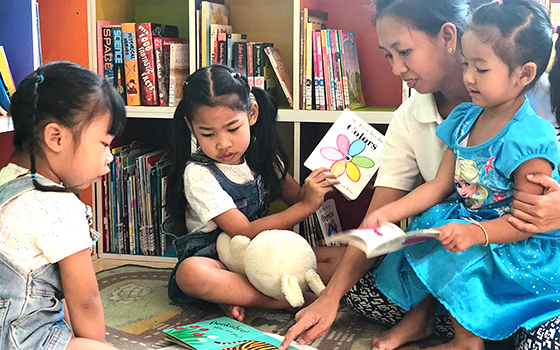 ภาพในอดีตของเด็ก ๆ EnglishWorkshop กำลังทำกิจกรรมร่วมกับหนังสือ