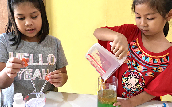 ภาพในอดีตของนักเรียน EnglishWorkshop ทำกิจกรรมวิทยาศาสตร์แบบลงมือทำ